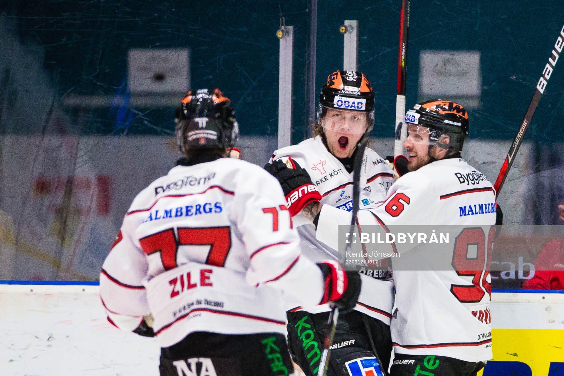 Örebros Rodrigo Abols jublar med Robin Kovacs