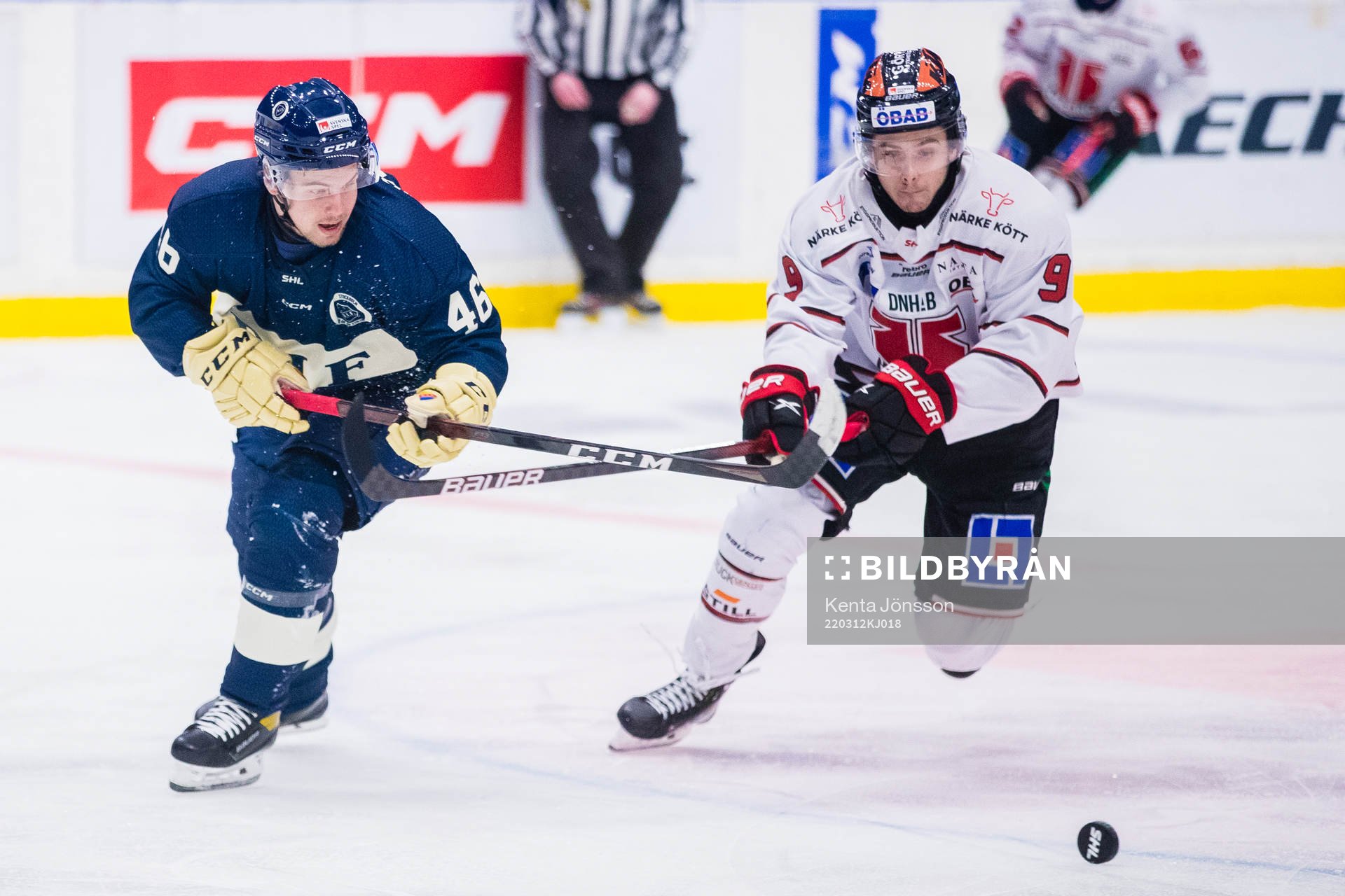 Djurgårdens Tim Söderlund och Örebros Nicholas Halloran