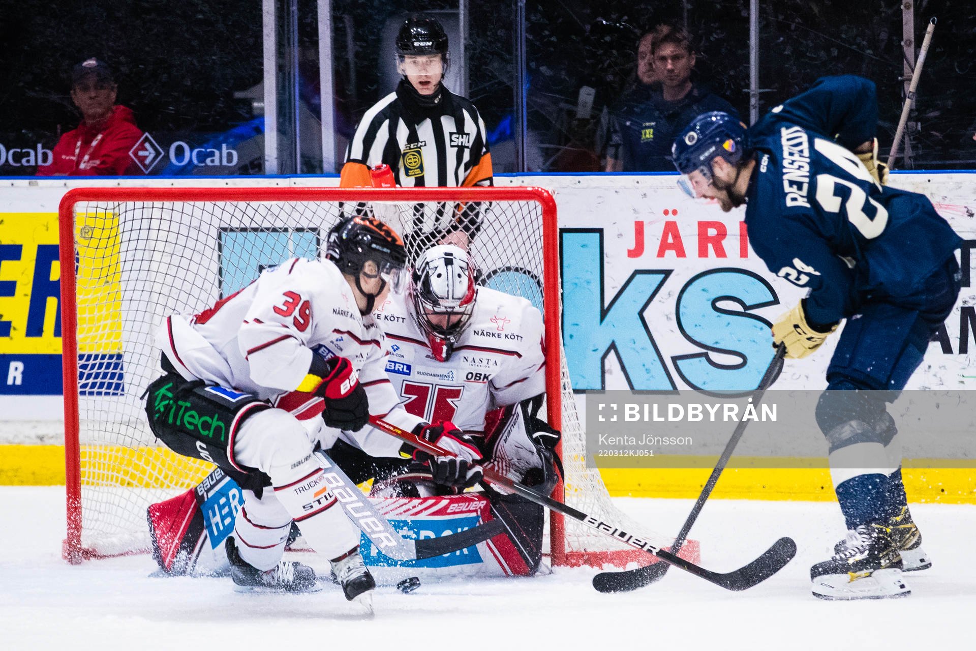 Örebros målvakt Jhonas Enroth med en räddning på