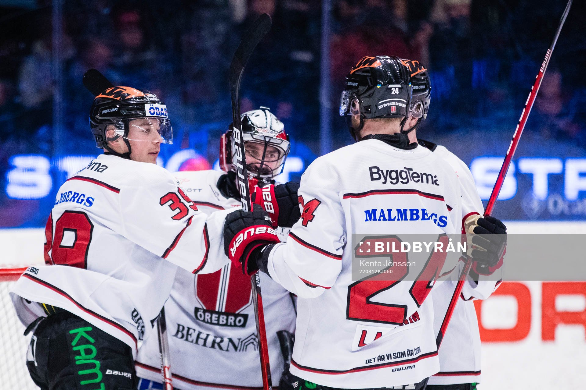 Örebros målvakt Jhonas Enroth jublar med Joel Mustonen