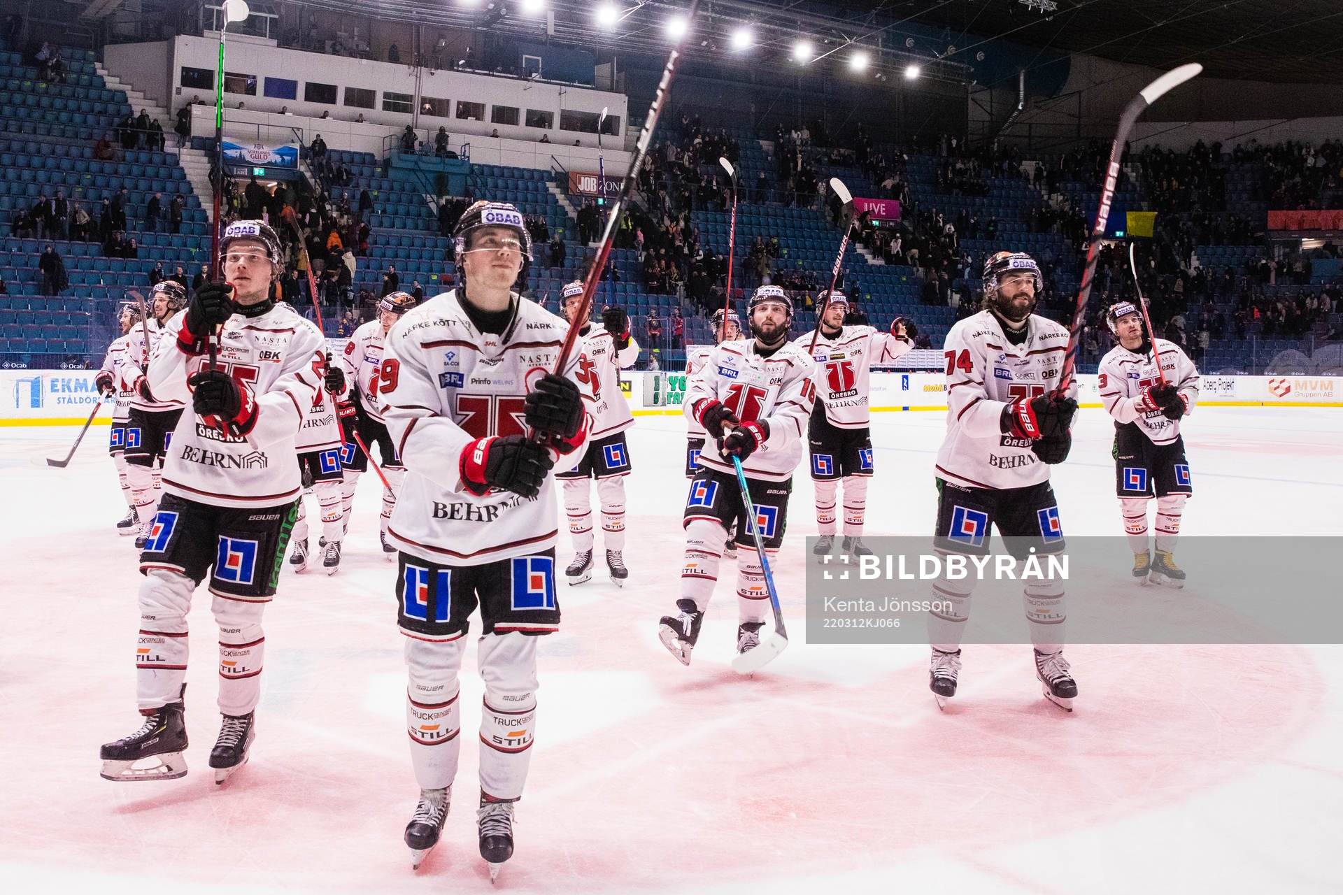 Örebros Joel Mustonen jublar med lagkamrater