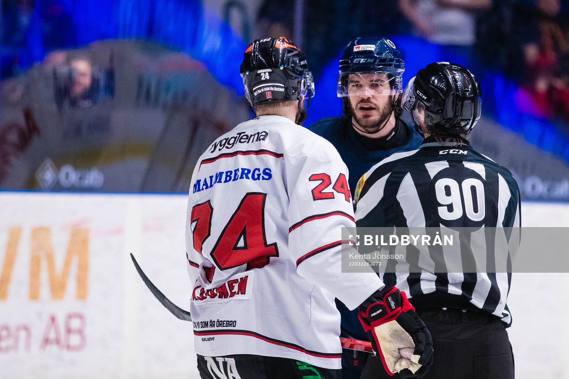 Djurgårdens Eric Gelinas i gruff med Örebros Jani Lajunen