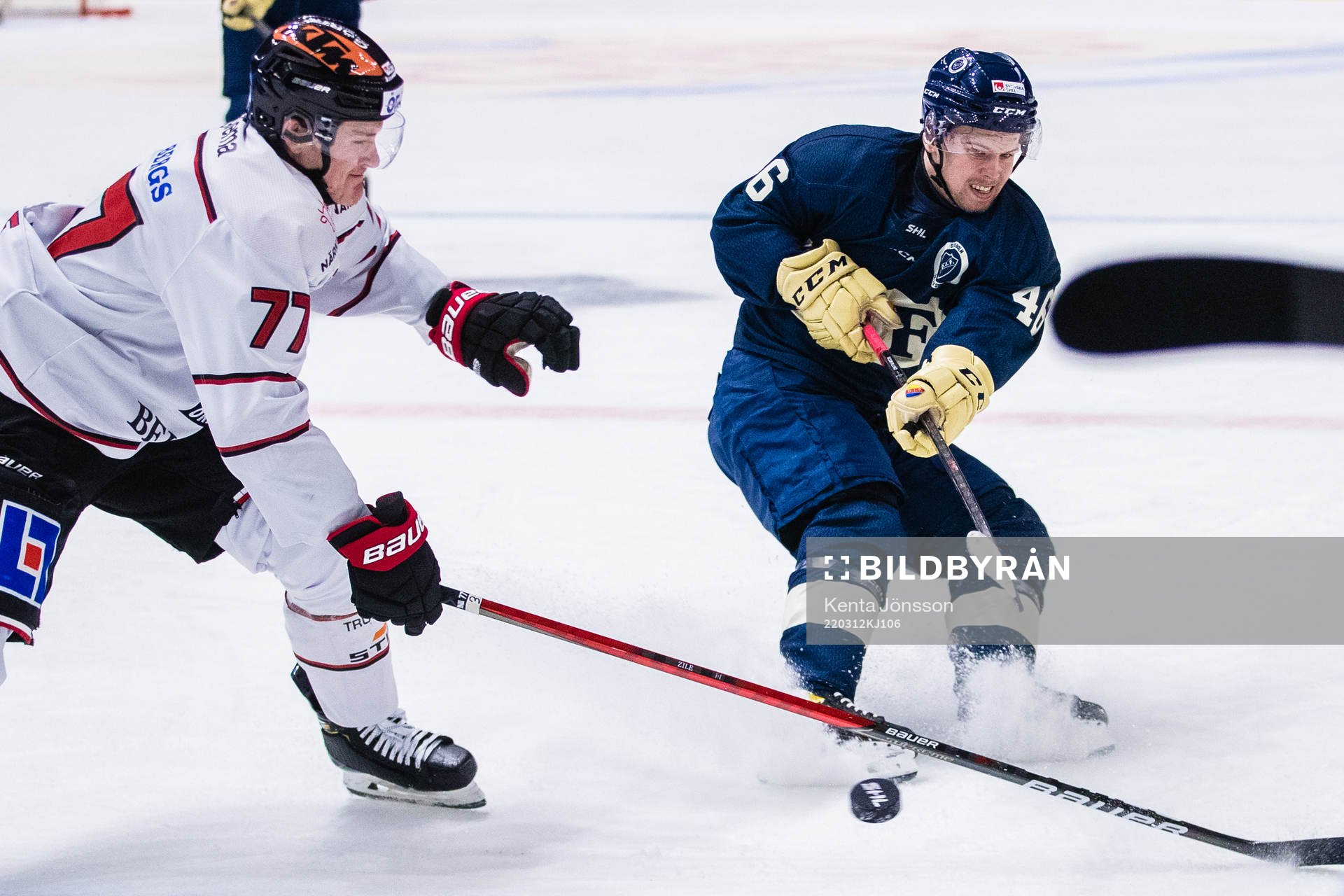 Örebros Kristaps Zile och Djurgårdens Tim Söderlund