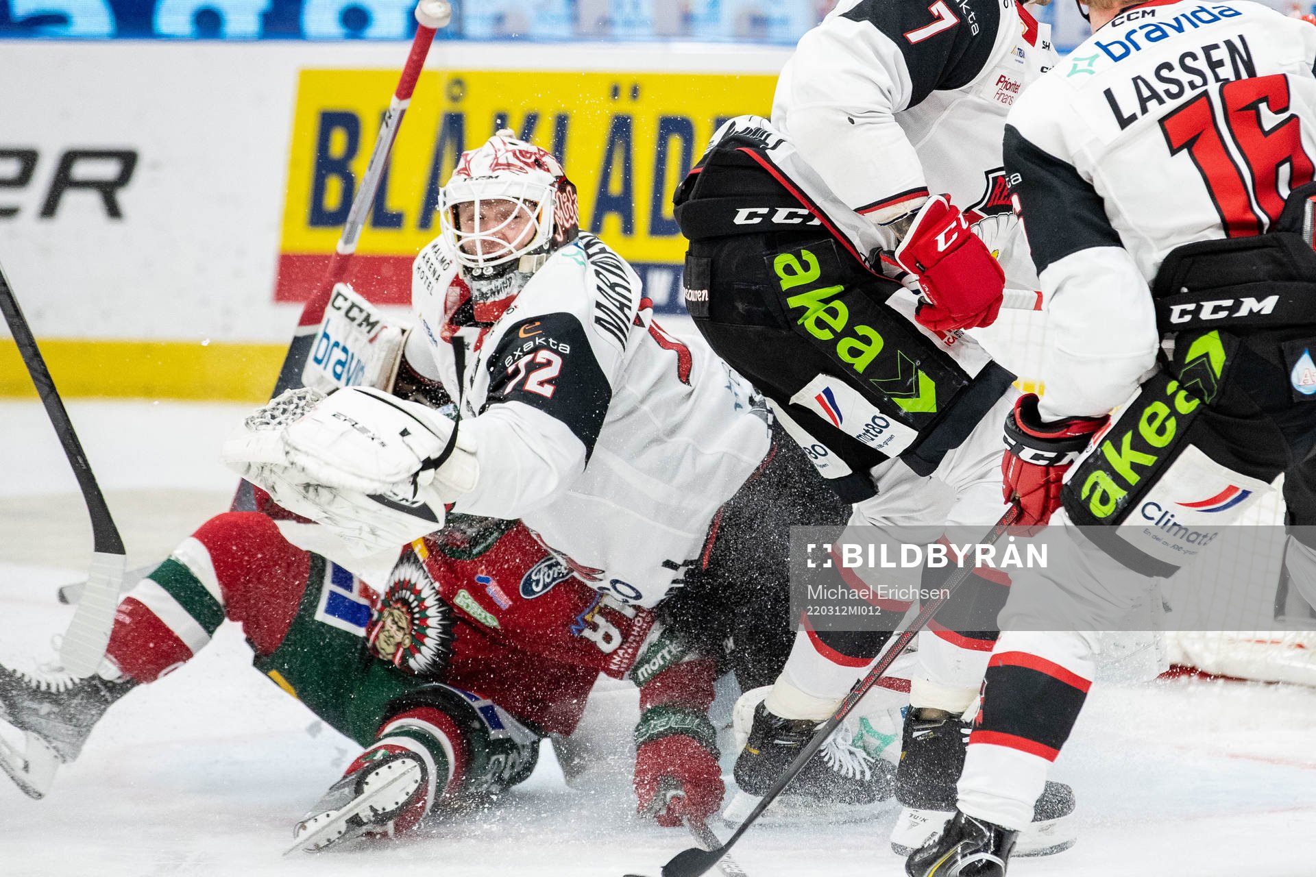 Frölundas Ryan Lasch åker på Malmö Redhawks målvakt