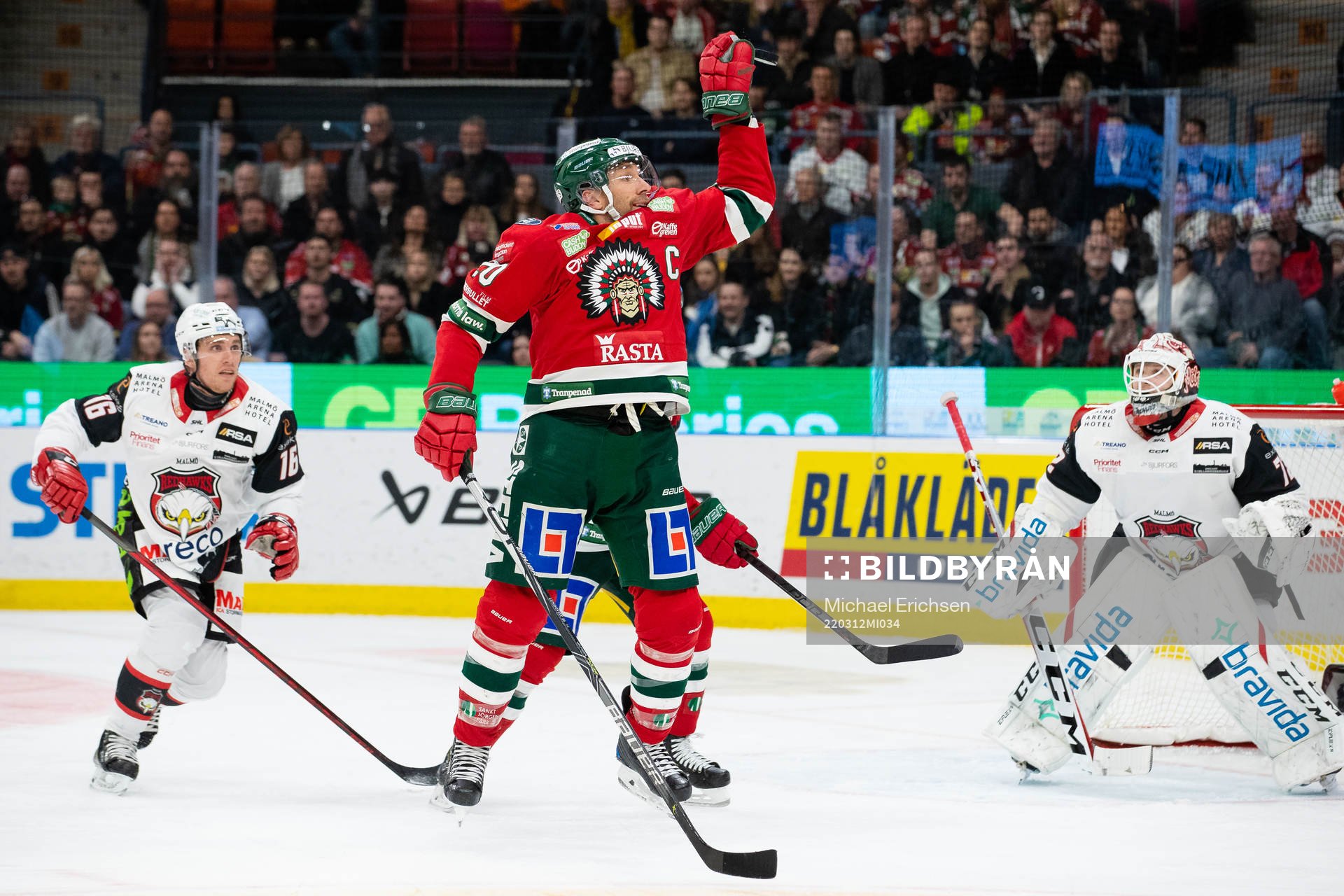 Frölundas Joel Lundqvist hoppar och tar ned en puck med