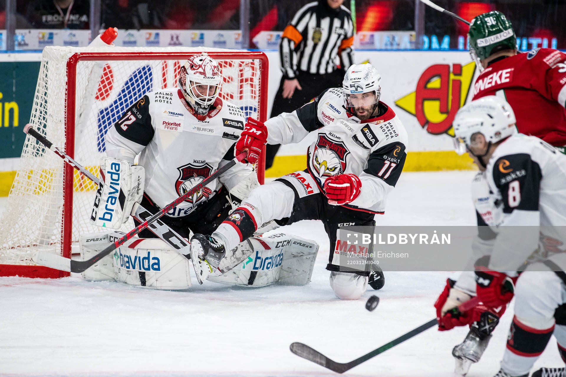 Malmö Redhawks Markus Lauridsen täcker skott framför
