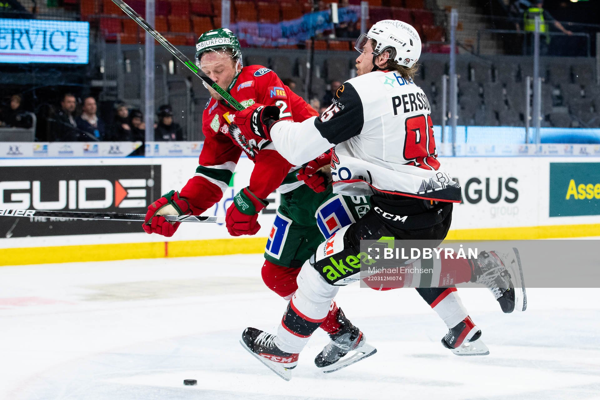 Frölundas Christian Folin tacklar Malmö Redhawks Carl