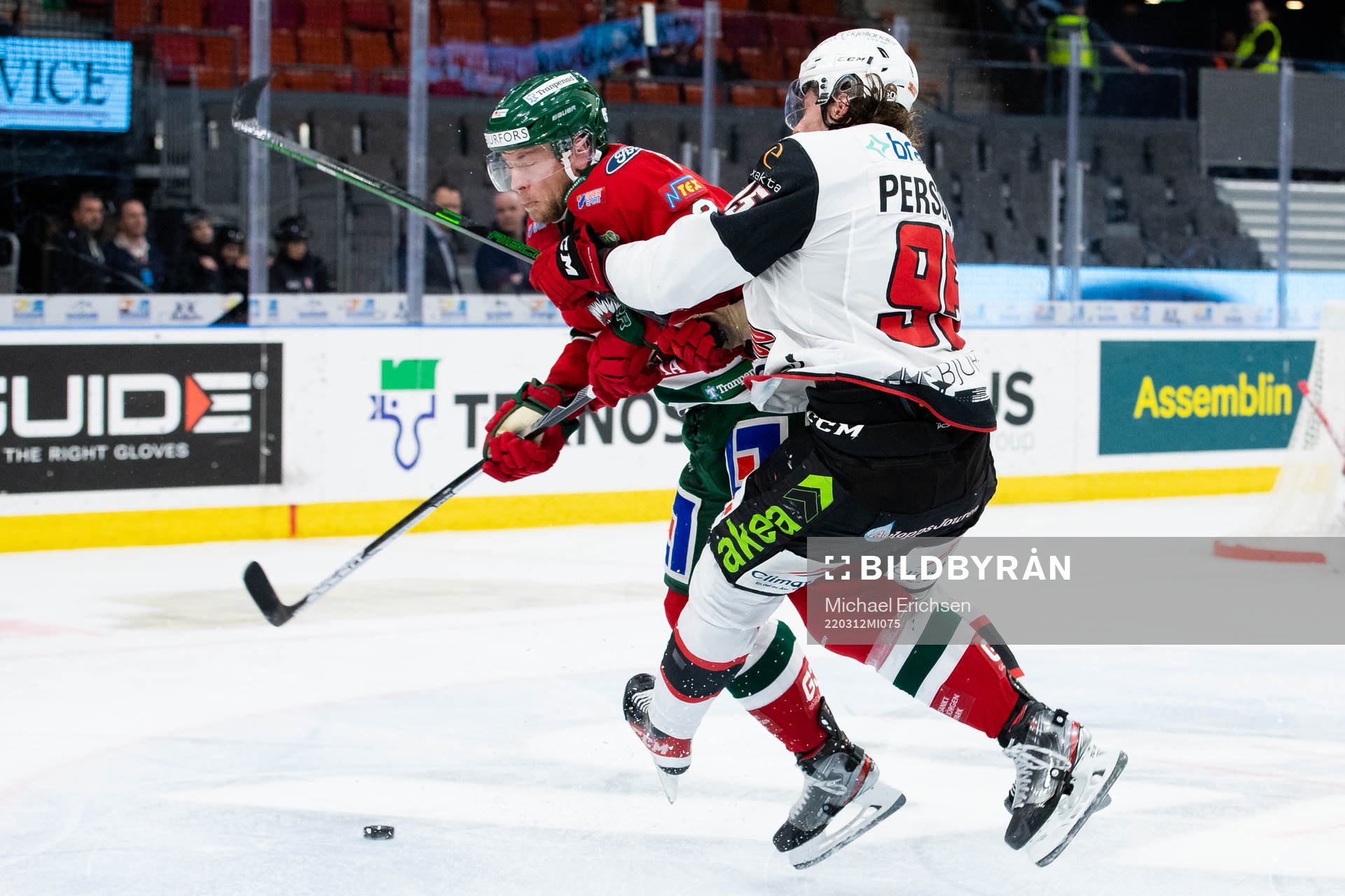 Frölundas Christian Folin tacklar Malmö Redhawks Carl