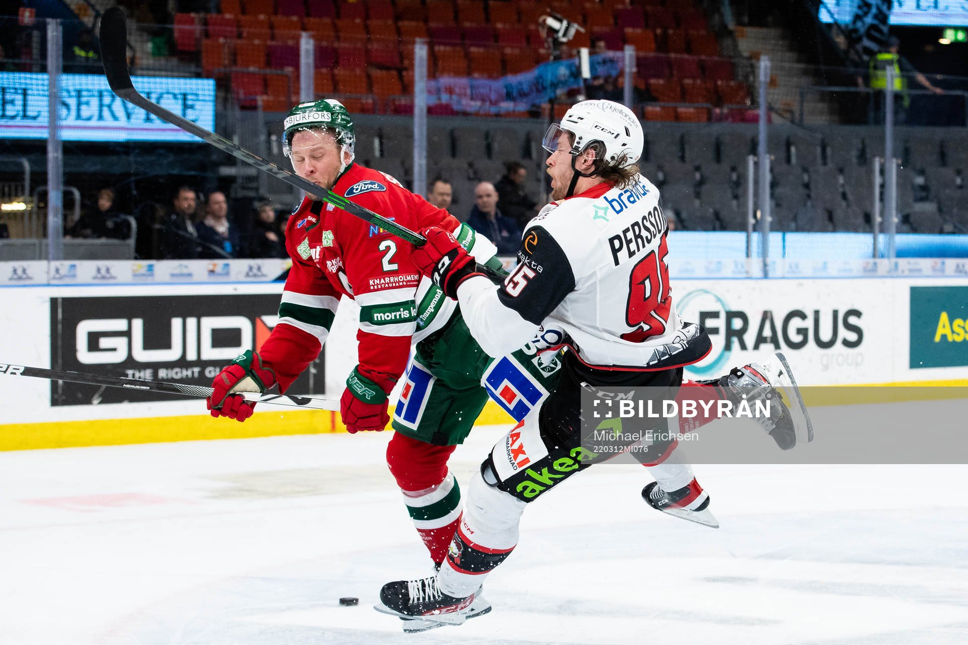Frölundas Christian Folin tacklar Malmö Redhawks Carl