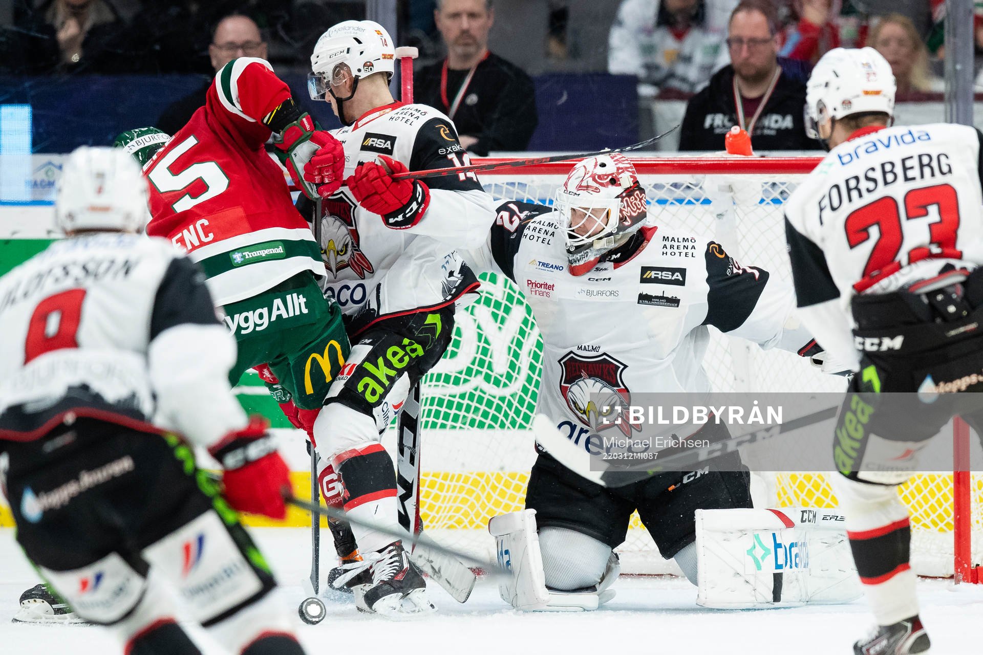 Frölundas Radan Lenc oroar framför Malmö Redhawks