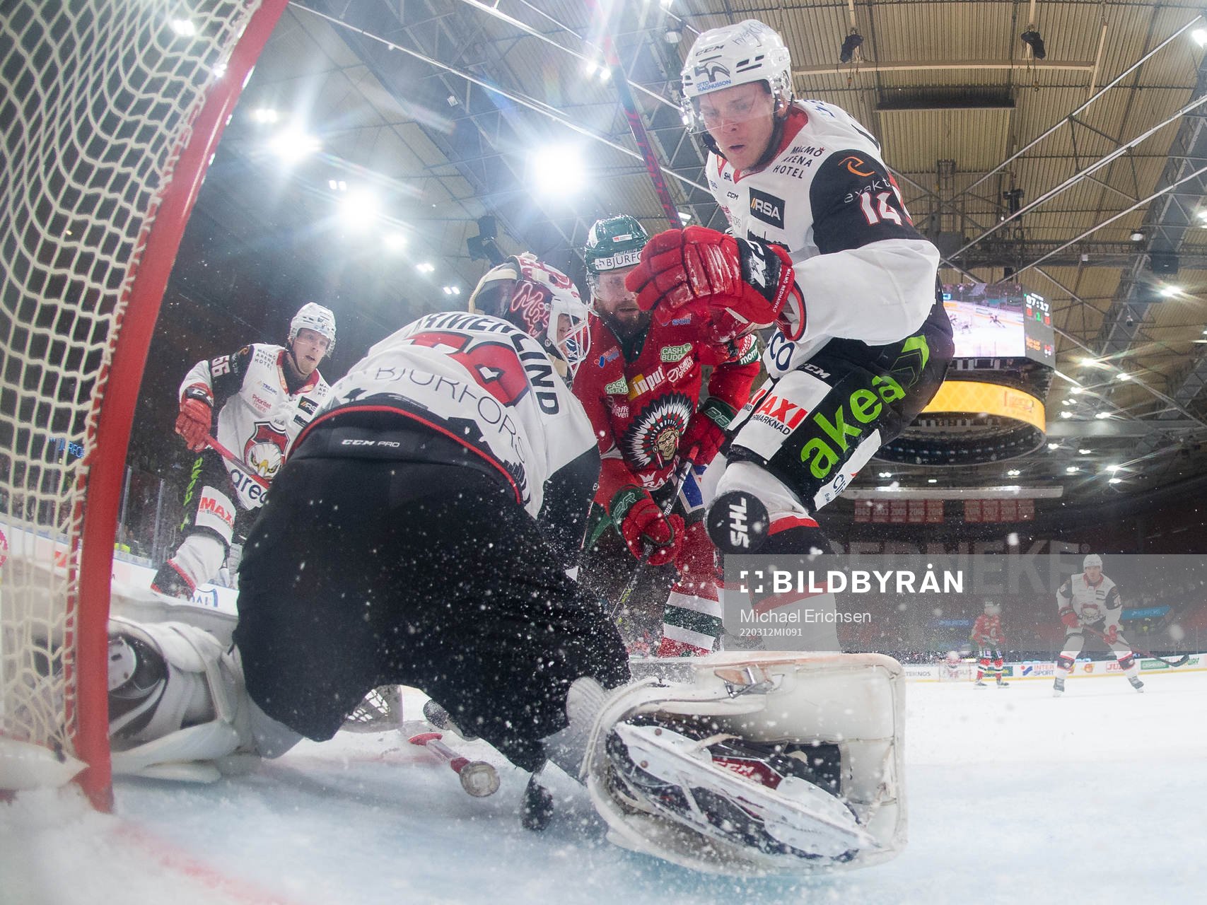 Frölundas Jan Mursak trycker in 1-0 bakom Malmö Redhawks