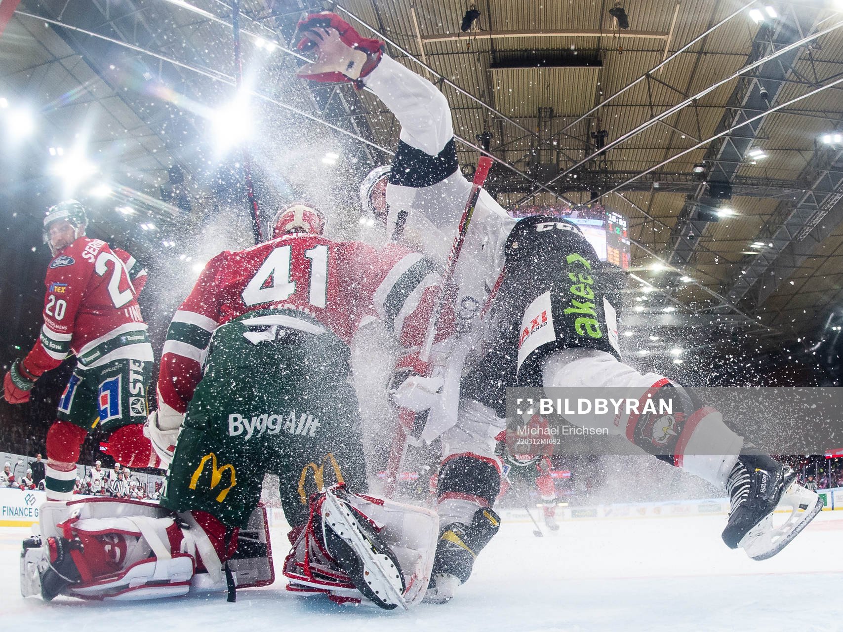 Malmö Redhawks Lance Bouma kolliderar med Frölundas