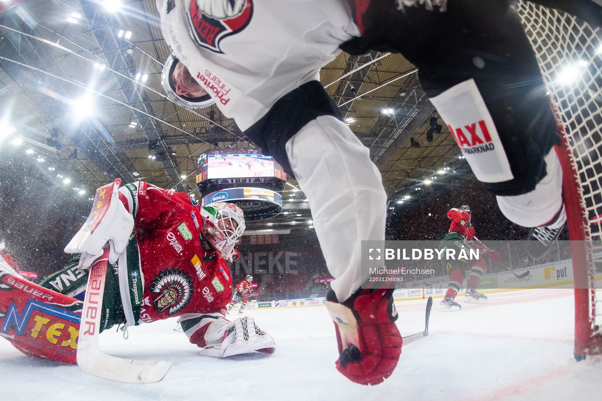 Malmö Redhawks Lance Bouma kolliderar med Frölundas