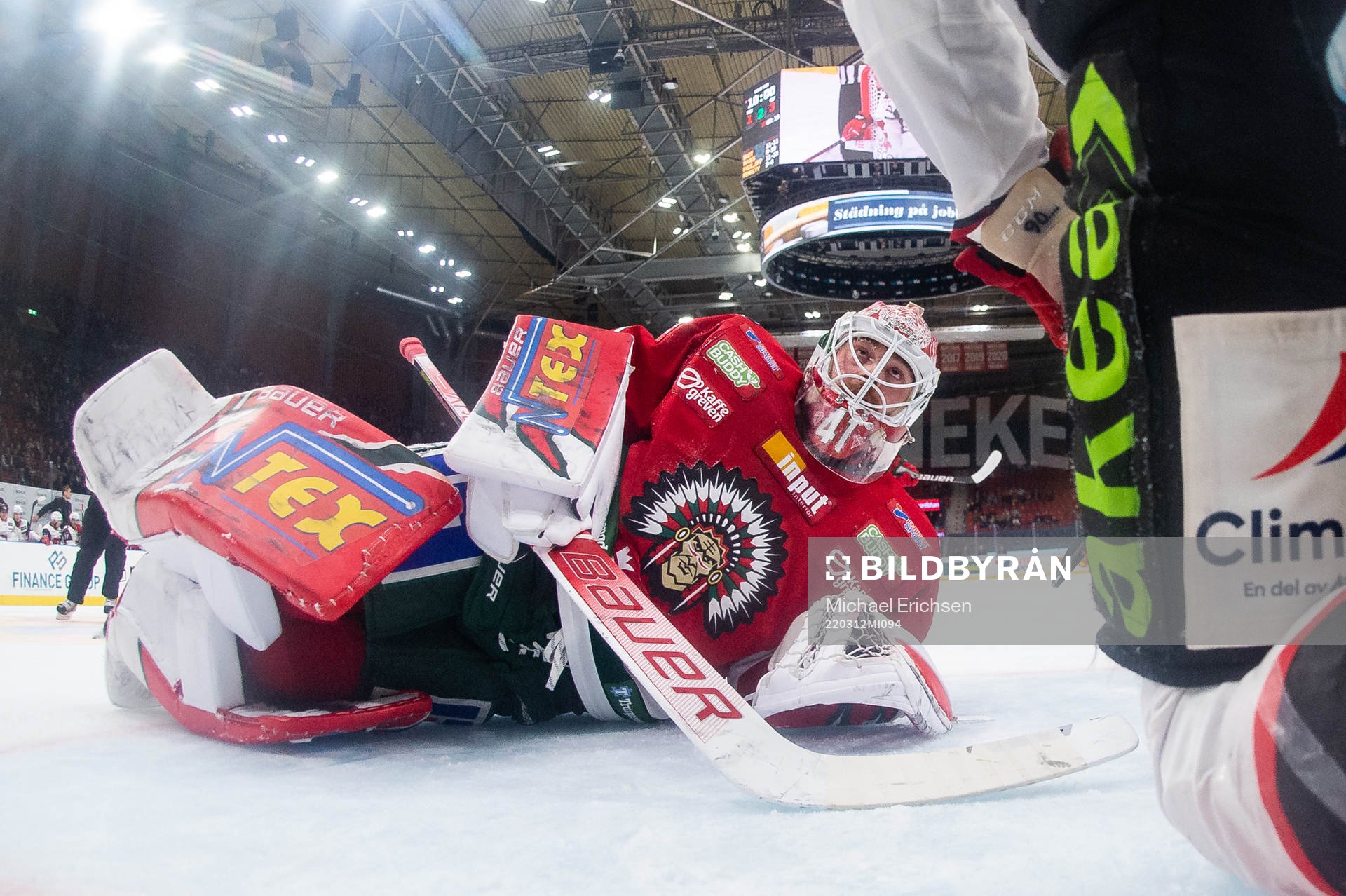 Malmö Redhawks Lance Bouma kolliderar med Frölundas