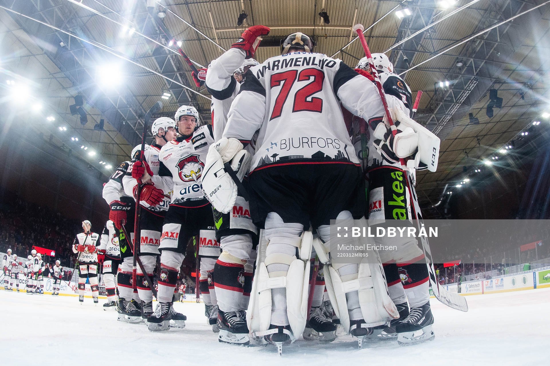 Malmö Redhawks målvakt Daniel Marmenlind jublar med