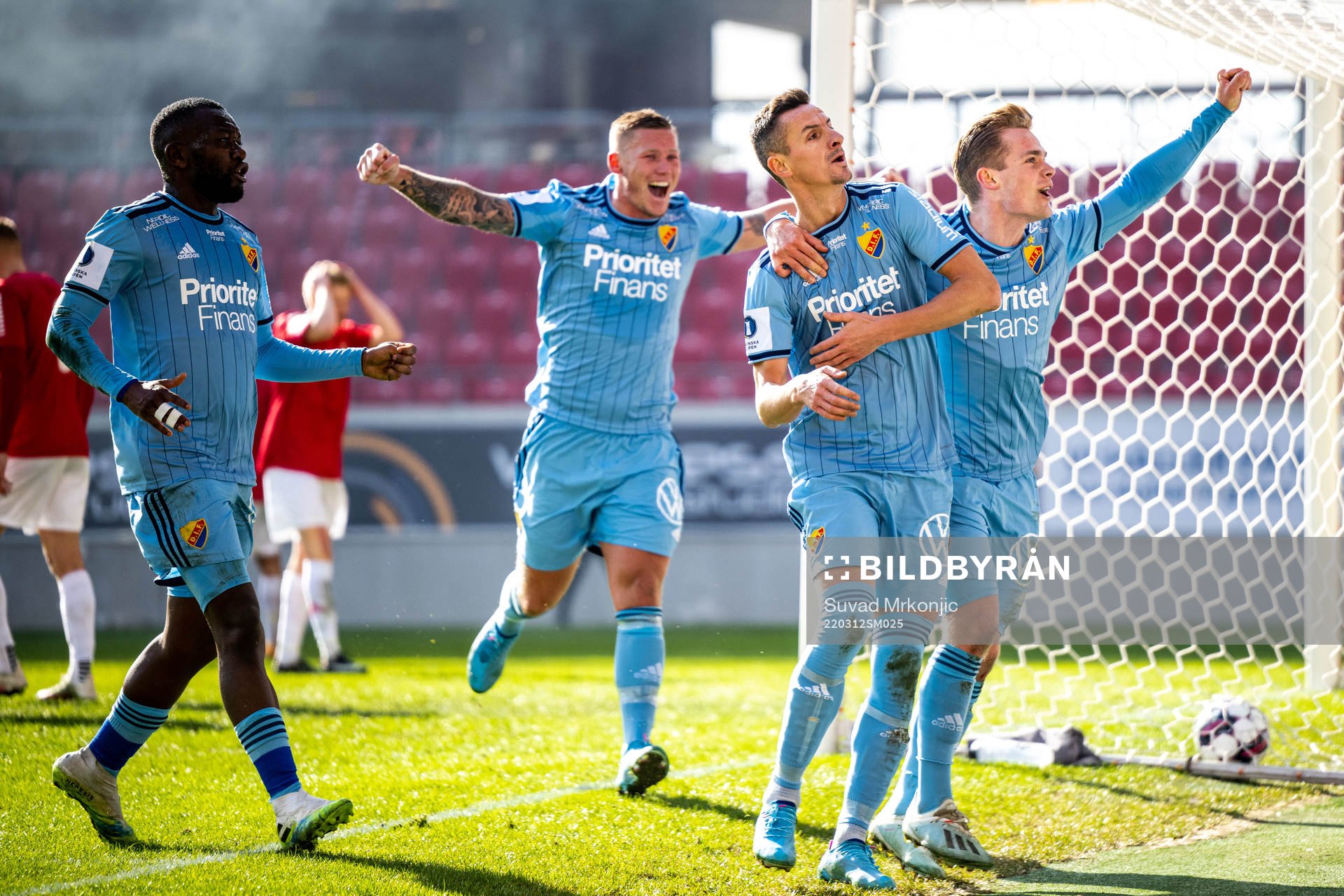 Djurgårdens Haris Radetinac jublar med lagkamrater efter 0-1 under fotbollsmatchen i Svenska Cupen mellan Kalmar och Djurgården den 12 mars 2022 i Kalmar.