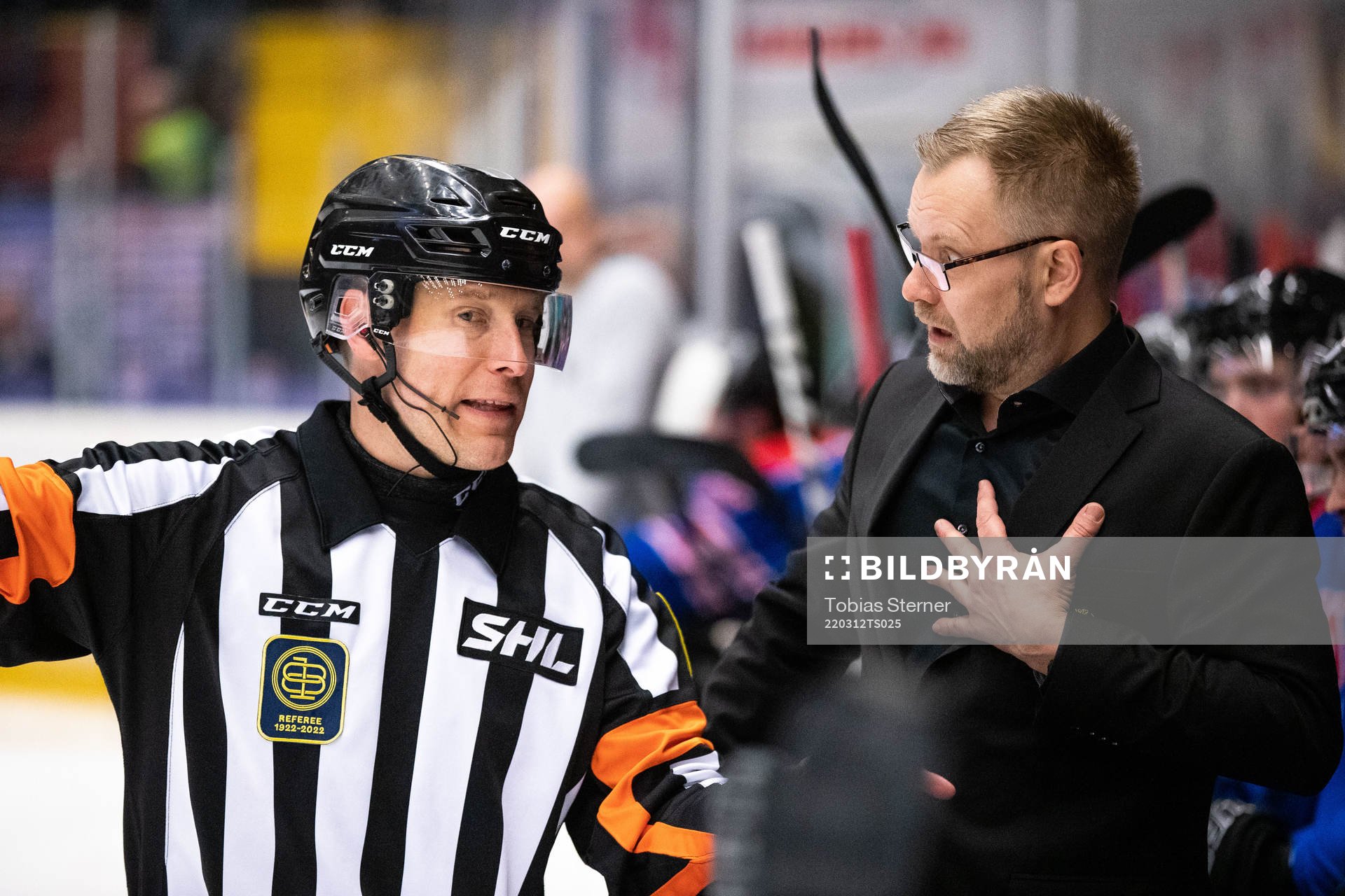 Brynäs tränare Mikko Manner diskuterar med domaren