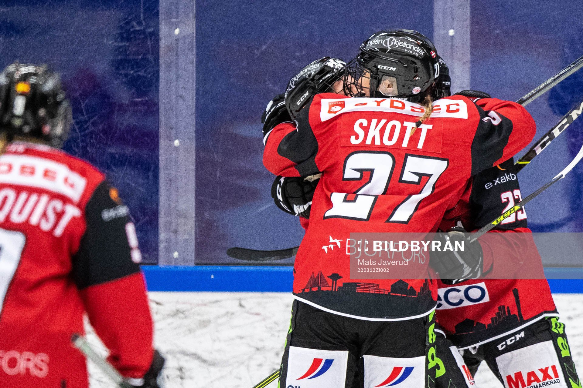 Malmö Redhawks Natalie Perry jublar med lagkamrater