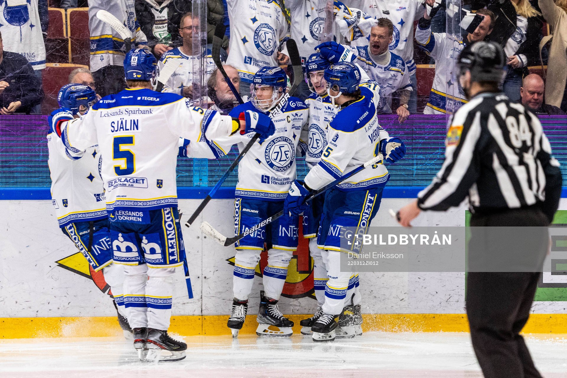 Leksands Patrik Zackrisson jublar med lagkamrater