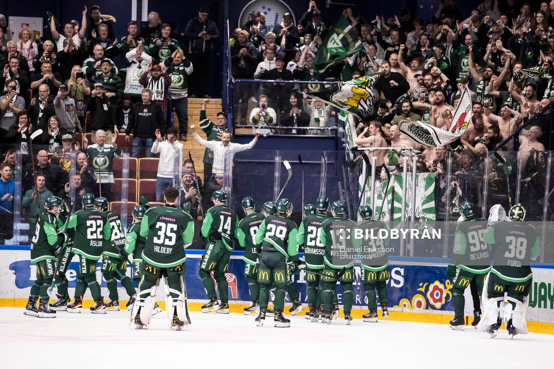 Färjestads spelarna jublar framför fansen