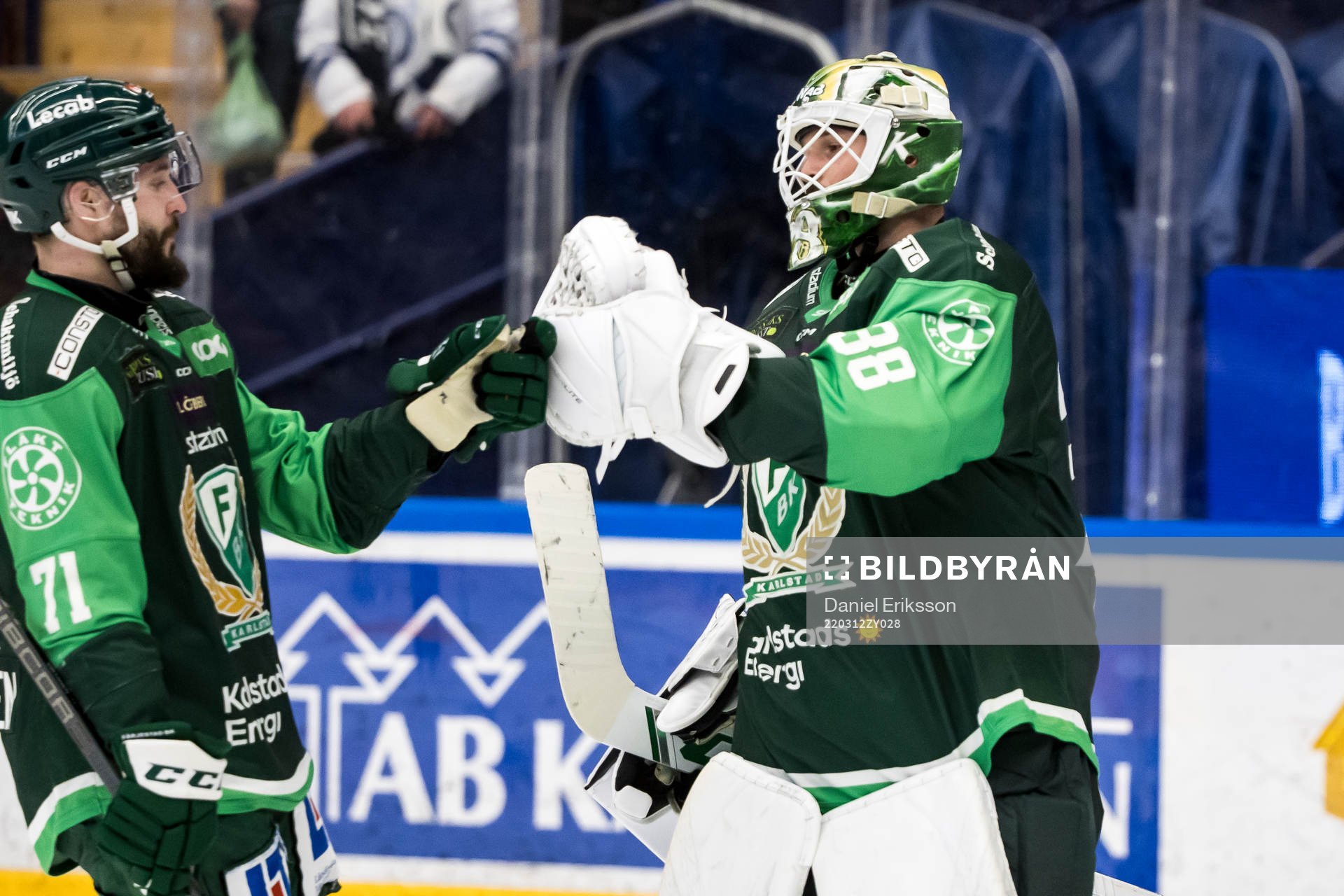 Färjestads målvakt Dominik Furch och Jesse Virtanen jublar