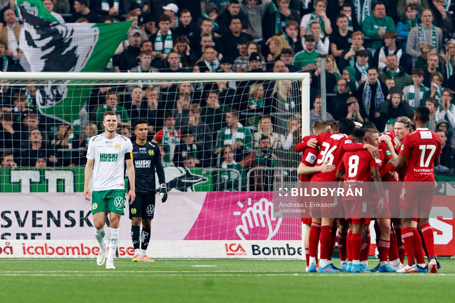 Hammarbys Richard Magyar och målvakt Oliver Dovin deppar