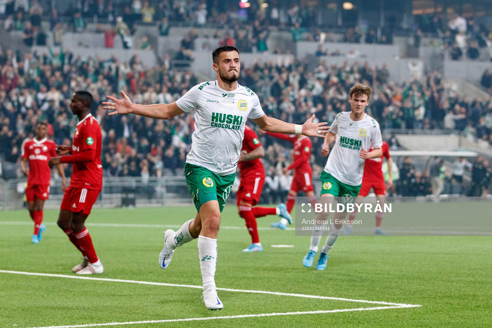 Hammarbys Astrit Selmani jublar efter 3-2 under kvartsfinalen i Svenska Cupen i fotboll mellan Hammarby och IFK Norrköping den 13 mars 2022 i Stockholm.