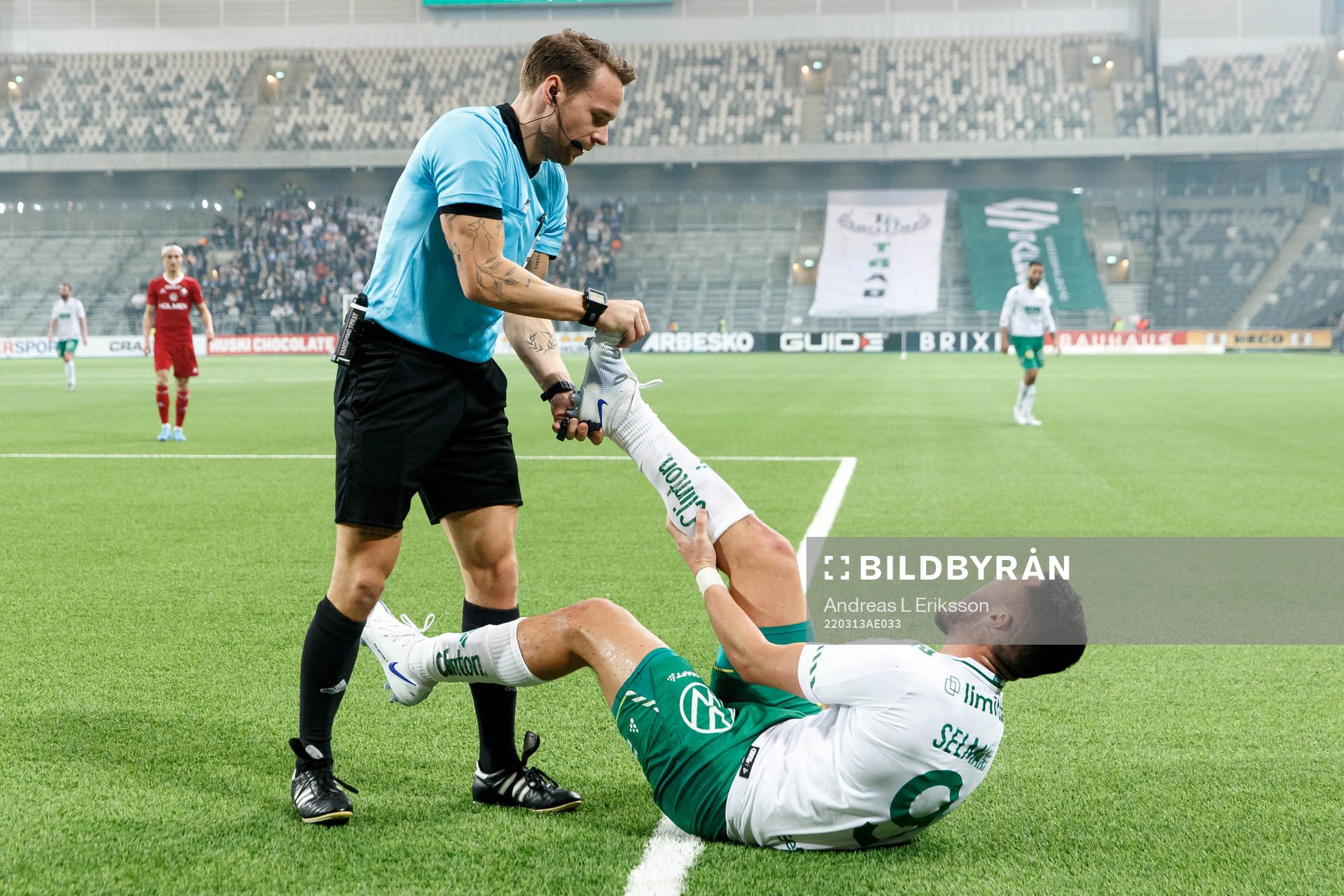 Domare Kristoffer Karlsson hjälper Hammarbys Astrit
