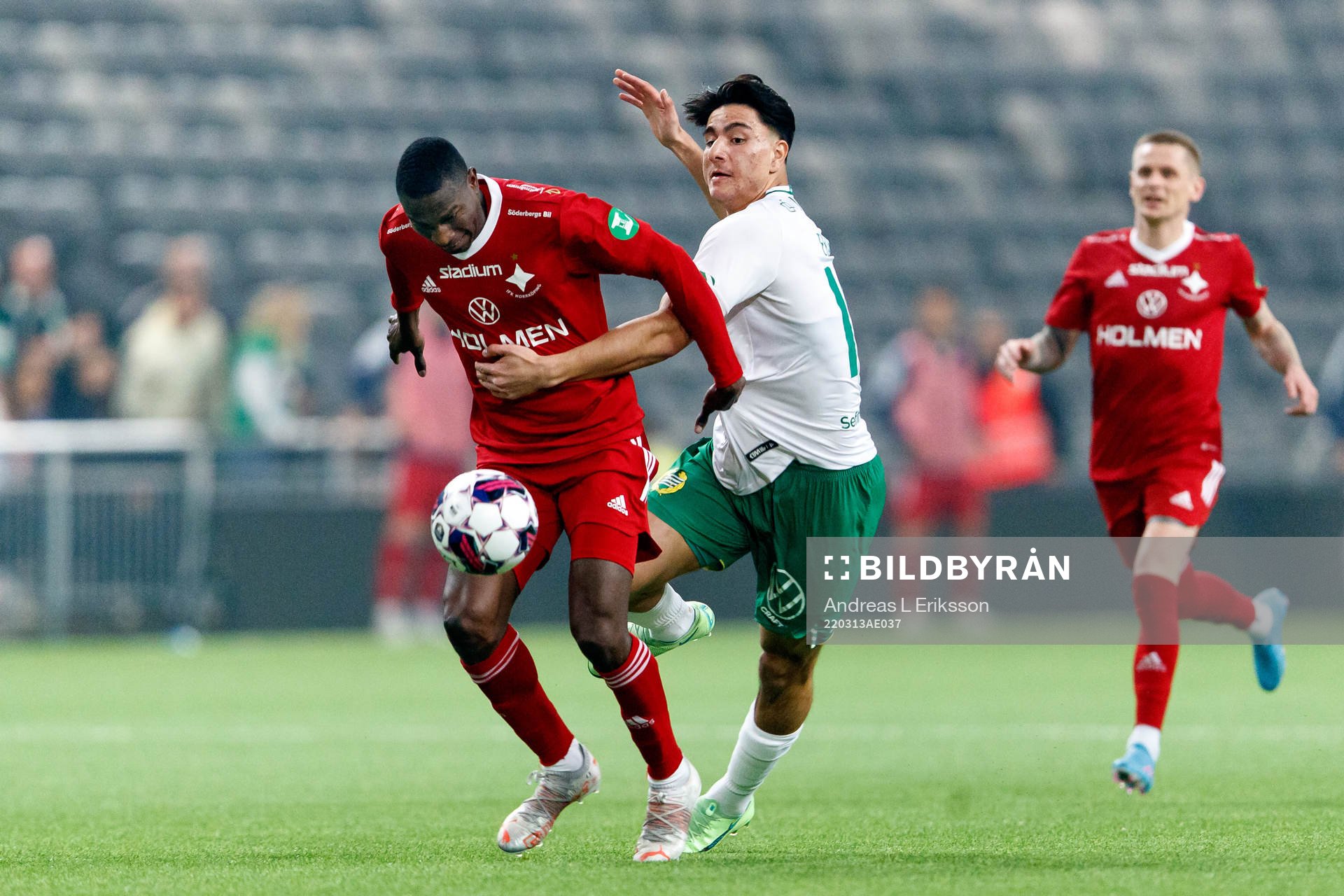 IFK Norrköpings Godswill Ekpolo och Hammarbys Jusef Erabi under kvartsfinalen i Svenska Cupen i fotboll mellan Hammarby och IFK Norrköping den 13 mars 2022 i Stockholm.