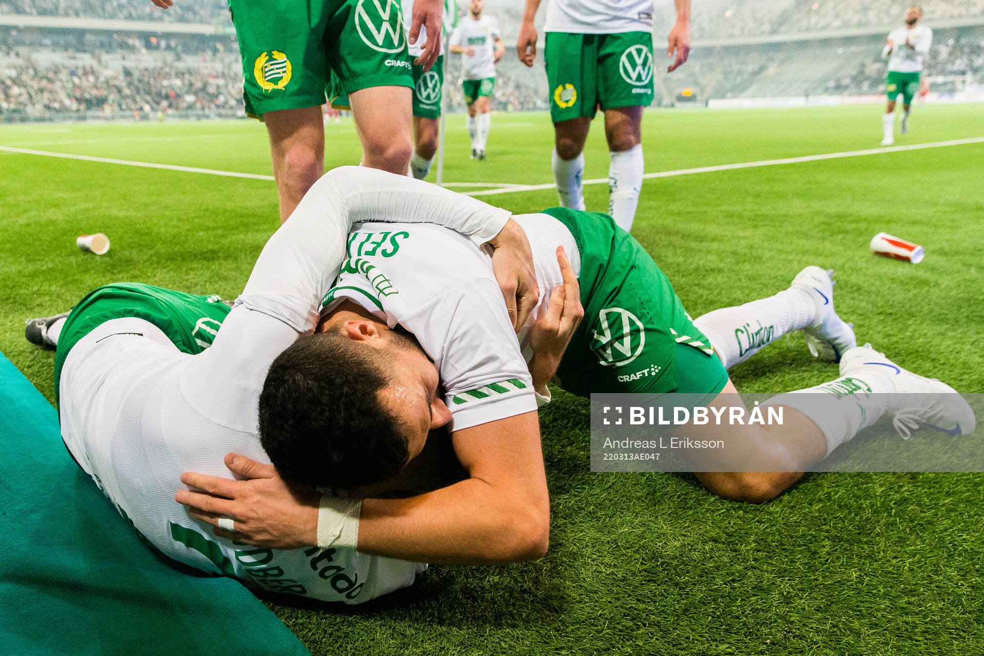 Hammarbys Astrit Selmani jublar tillsammans med Simon Sandberg efter att ha gjort 3-2 för Hammarby på straff under kvartsfinalen i Svenska Cupen i fotboll mellan Hammarby och IFK Norrköping den 13 mars 2022 i Stockholm.