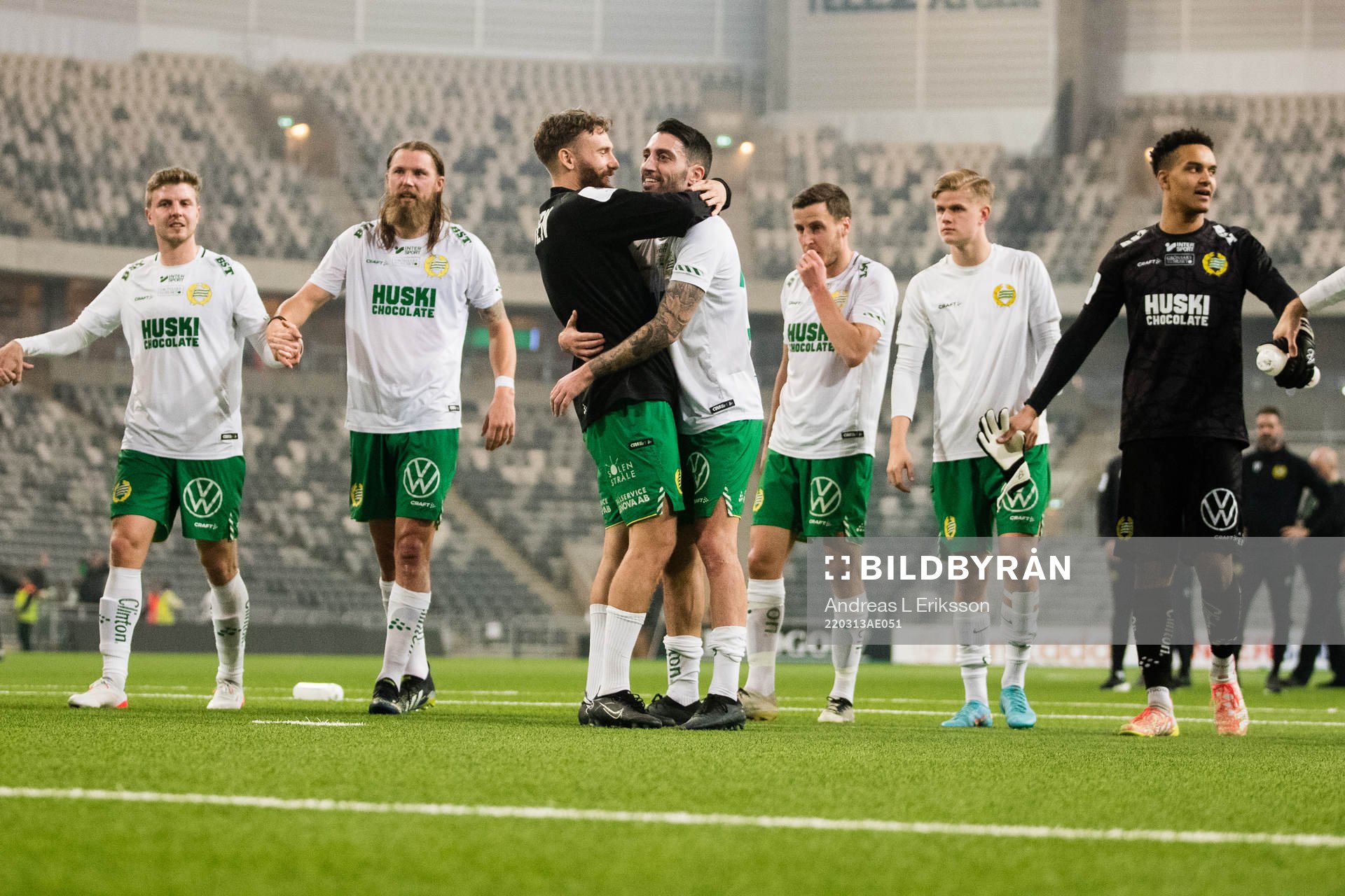Hammarbys Simon Sandberg och Nahir Besara jublar tillsammans med sina lagkamrater efter kvartsfinalen i Svenska Cupen i fotboll mellan Hammarby och IFK Norrköping den 13 mars 2022 i Stockholm.