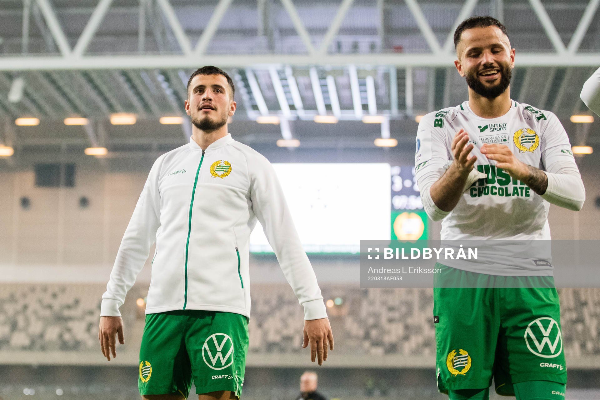 Hammarbys Astrit Selmani och Mohanad Jeahze jublar efter kvartsfinalen i Svenska Cupen i fotboll mellan Hammarby och IFK Norrköping den 13 mars 2022 i Stockholm.