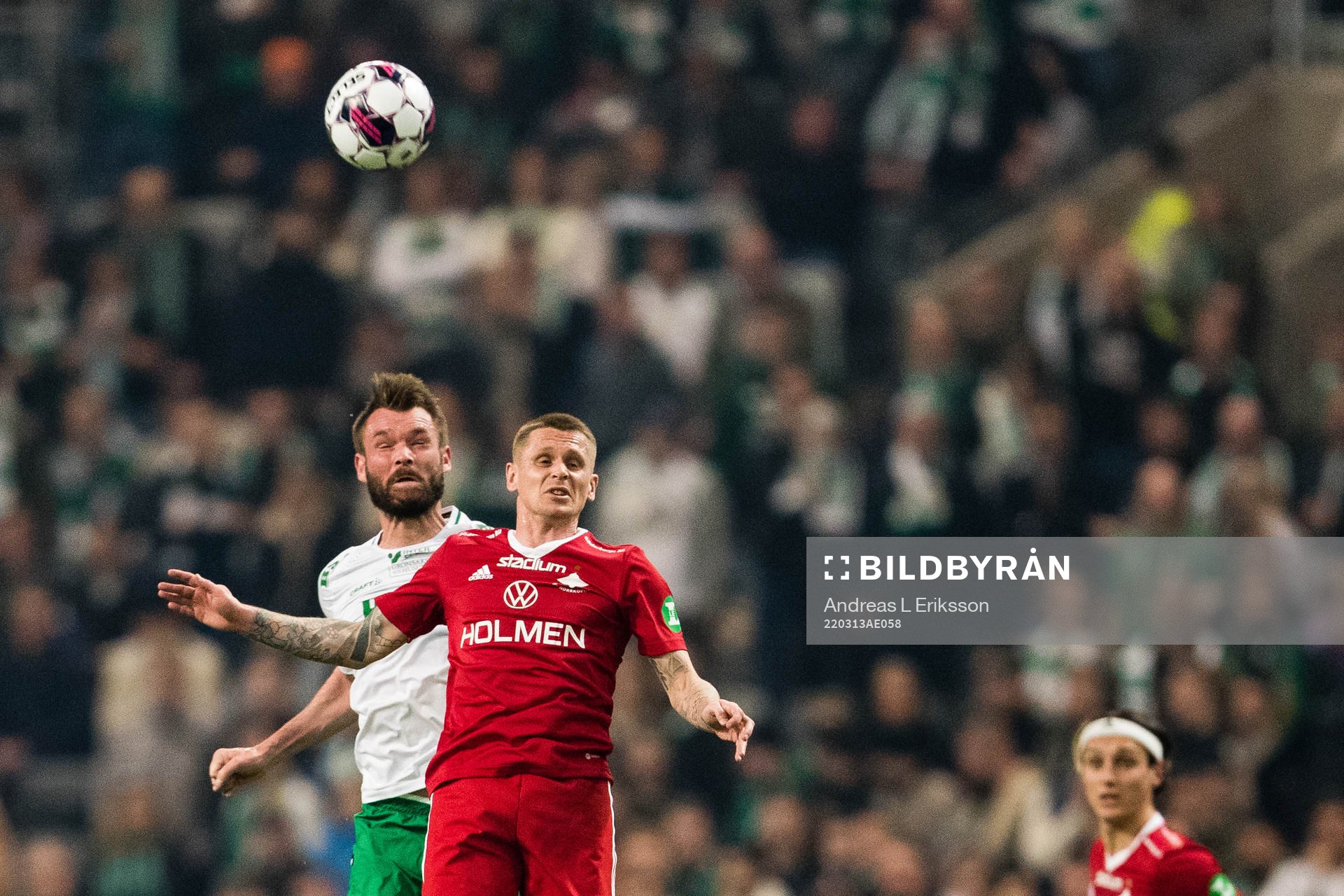 Hammarbys Mads Fenger Nielsen i en nickduell med IFK