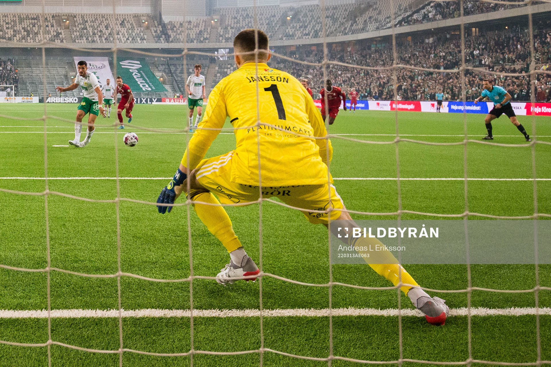 Hammarbys Astrit Selmani med en straffsprk mot IFK
