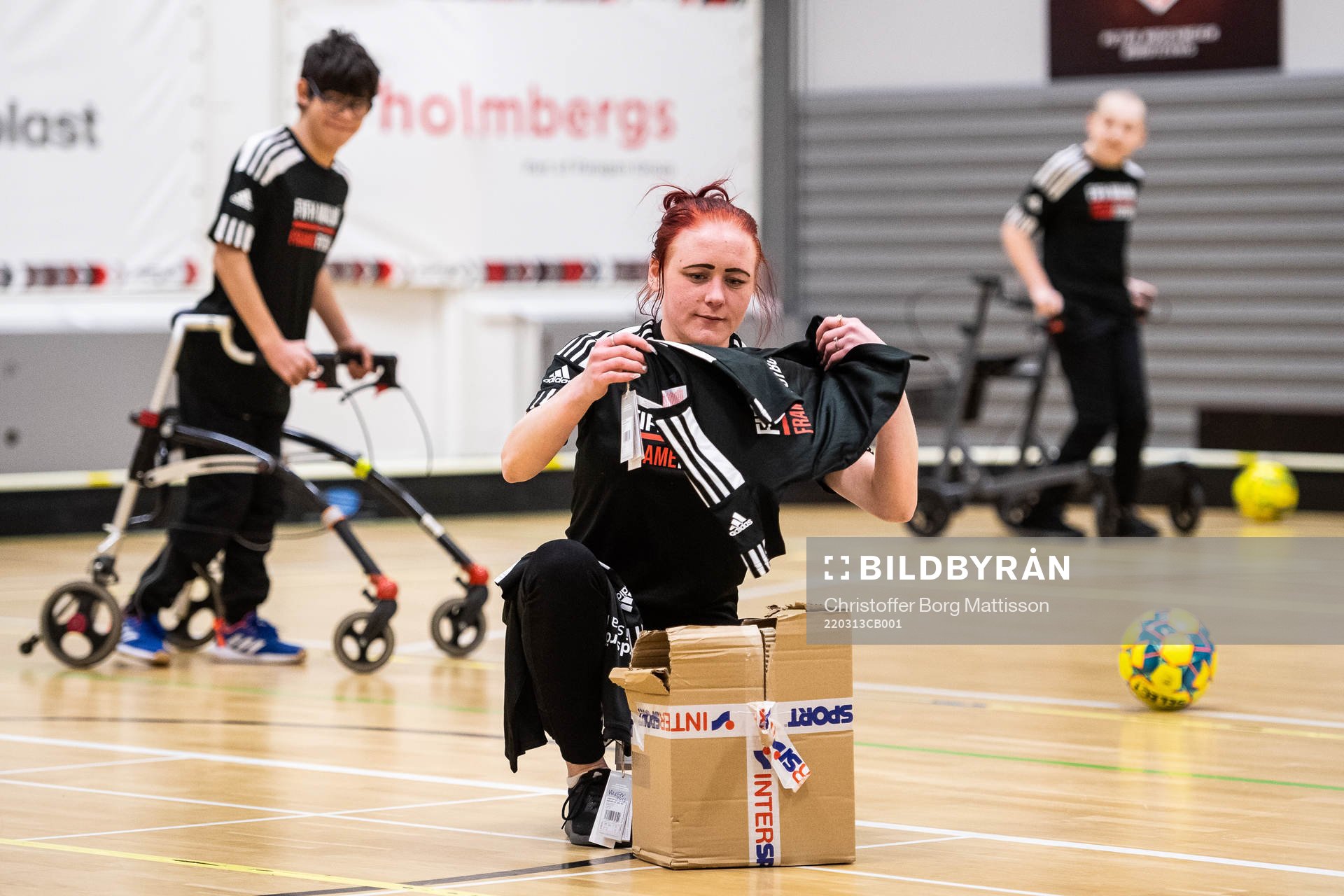 Tränare Tina Höjklint ser över nyinkomna matchtröjor