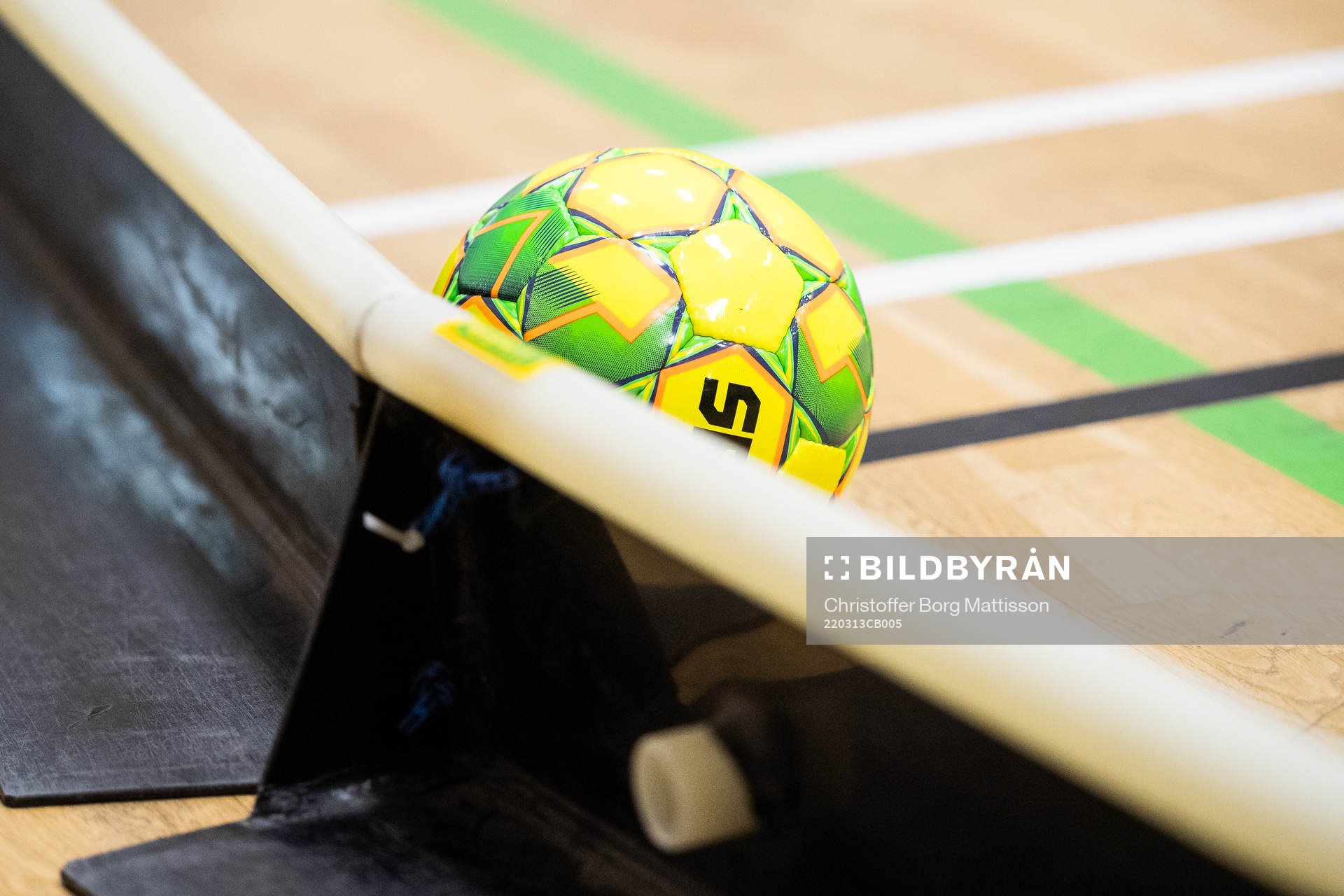 En fotboll ligger bredvid