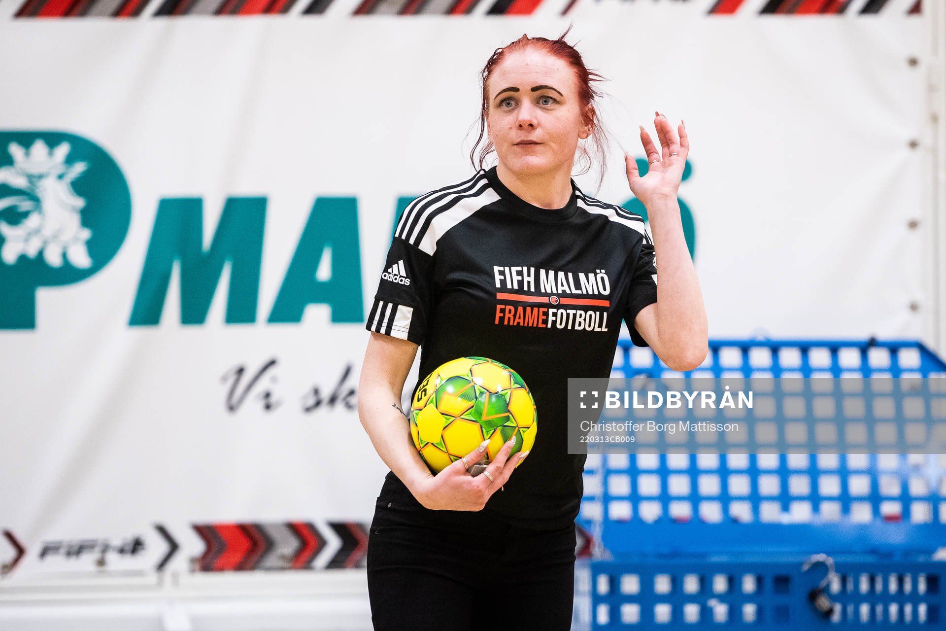 Tränare Tina Höjklint instruerar