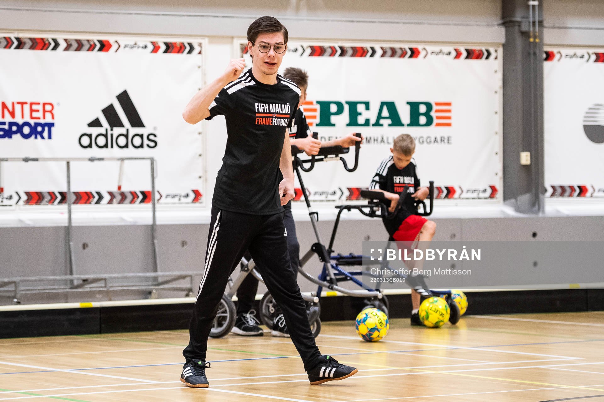Tränare Isaac Callegari instruerar spelare