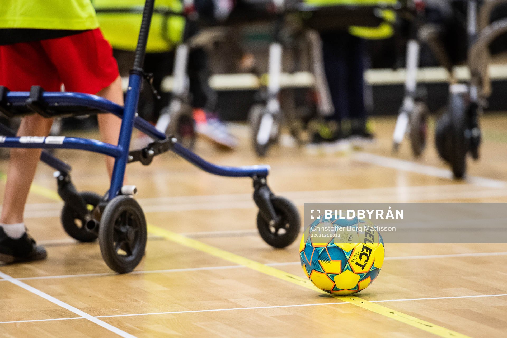 Frame-fotbollsspelare med en boll i förgrunden