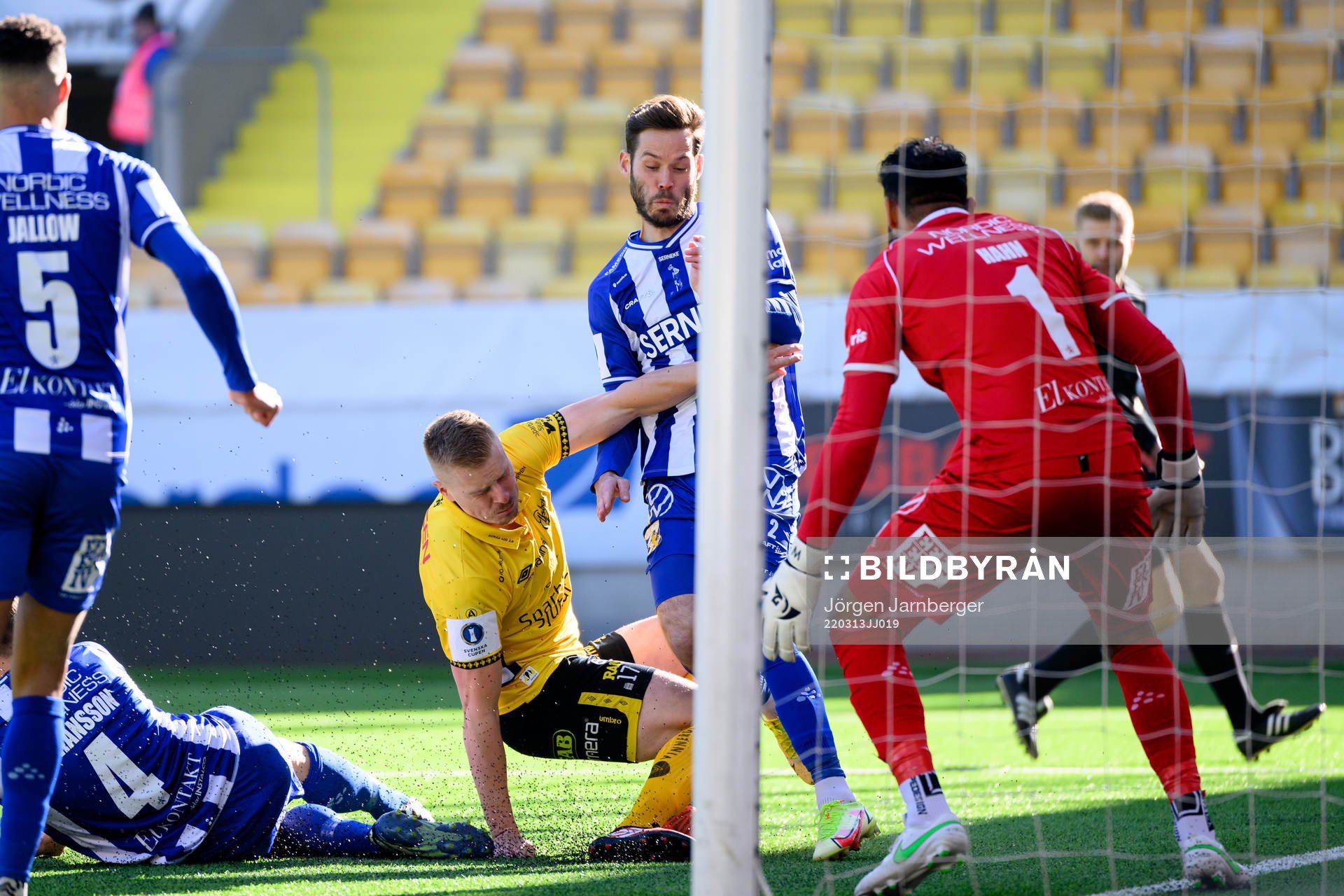 Elfsborgs Per Frick oroar framför försvarande IFK