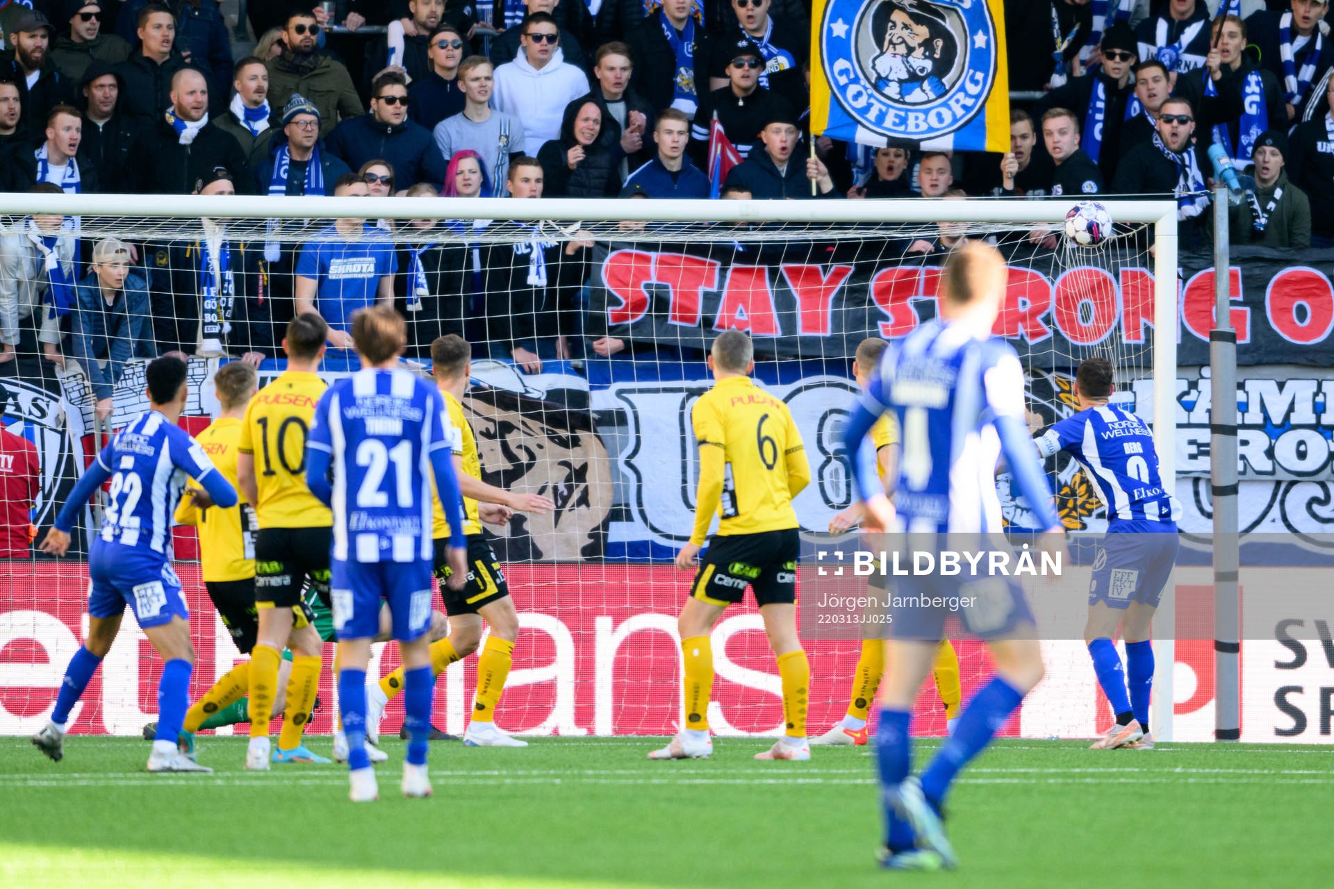 IFK Göteborgs Tobias Sana med skott i ribban