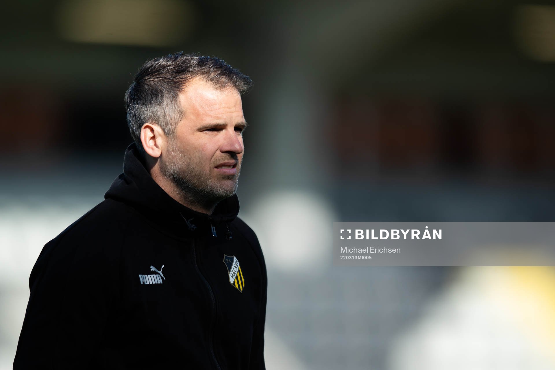 Häckens tränare Robert Vilahamn innan fotbollsmatchen i
