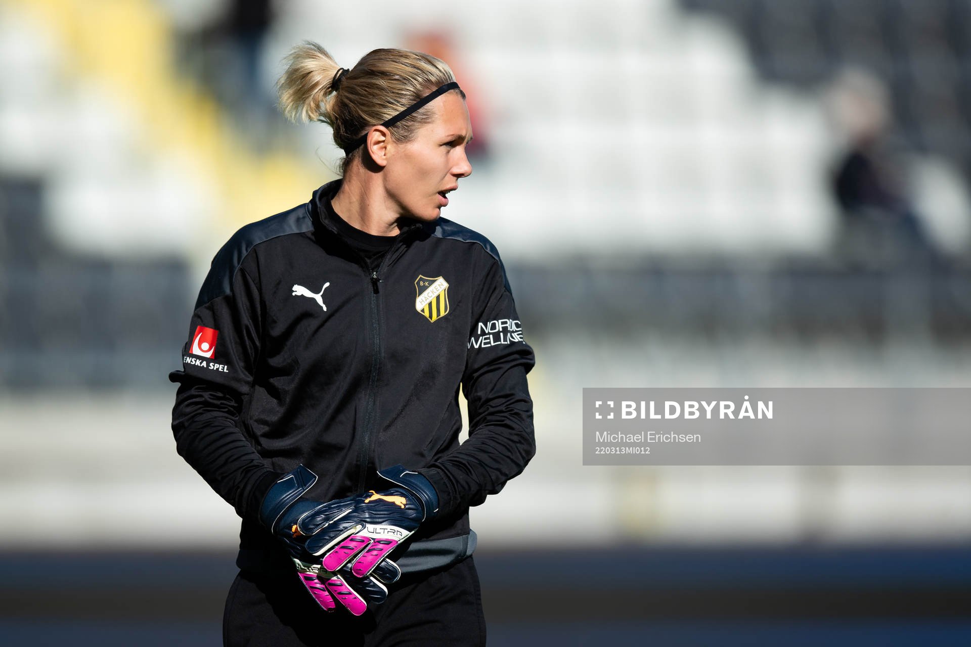Häckens målvakt Jennifer Falk innan  fotbollsmatchen i