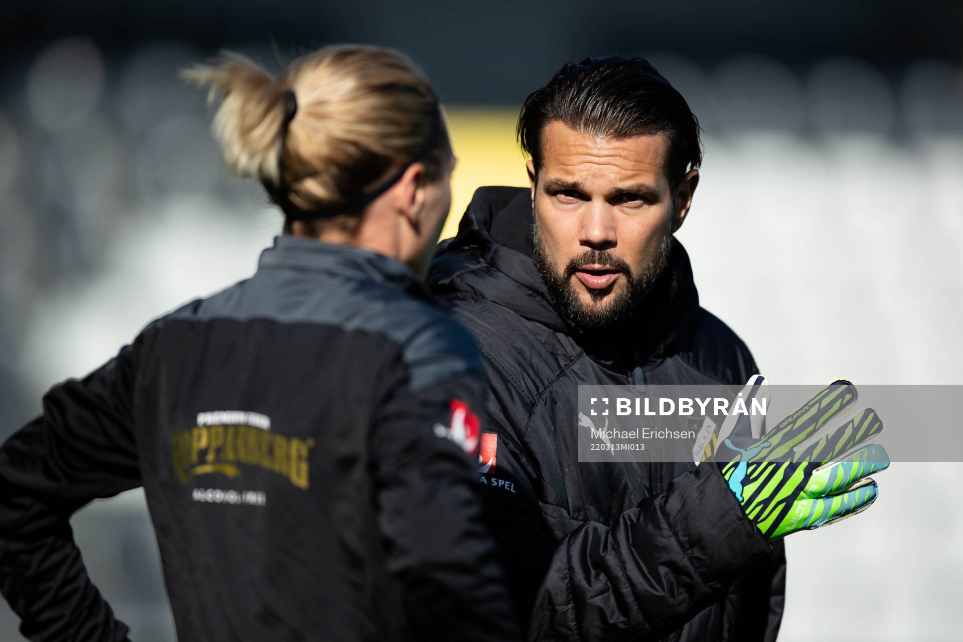 Häckens målvakt Jennifer Falk och målvaktstränare