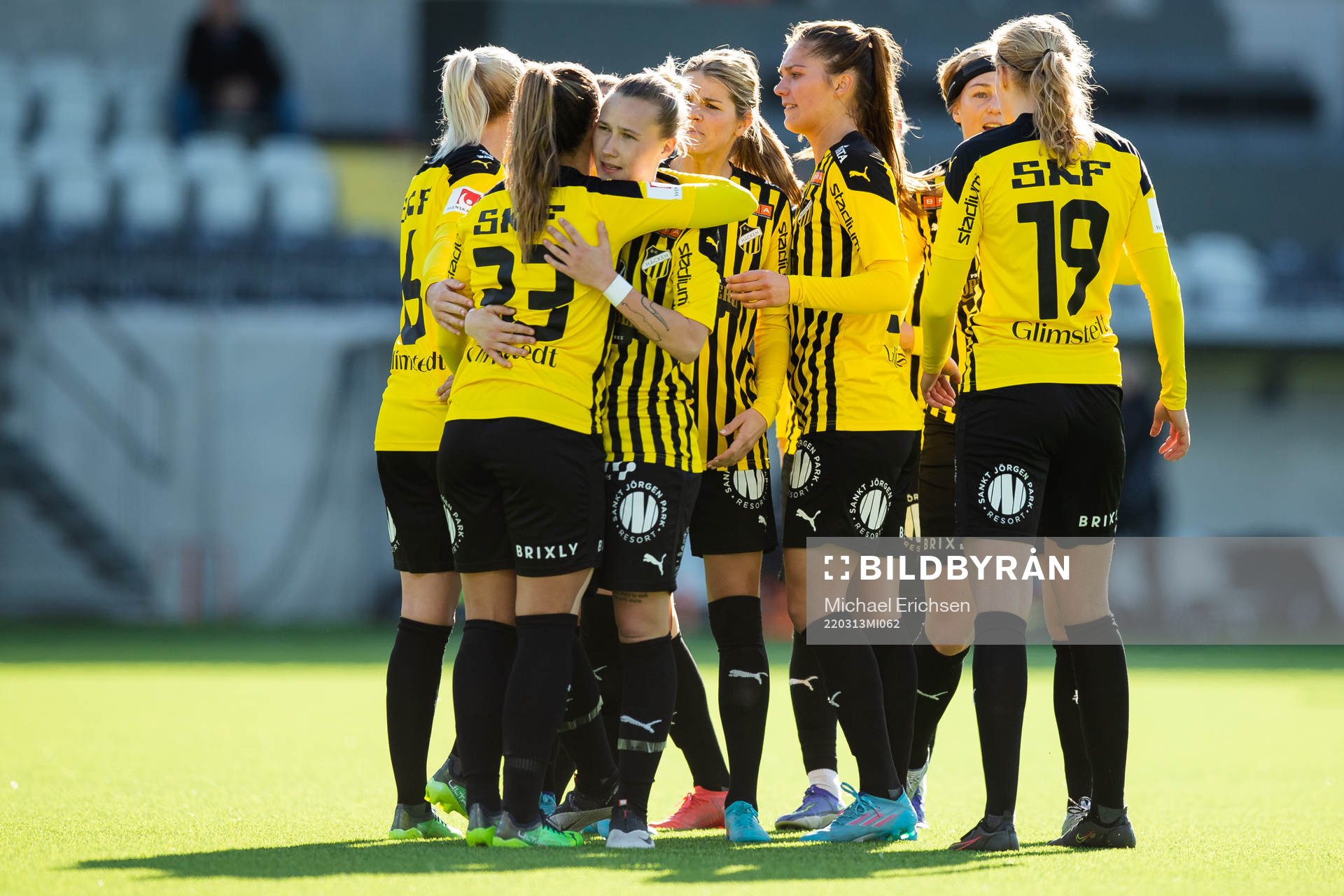 Häckens Johanna Rytting Kaneryd jublar med lagkamrater