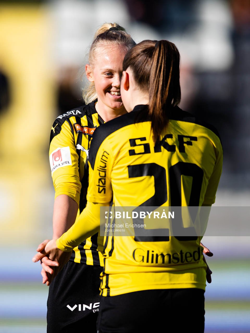 Häckens Molly Johansson och Hanna Wijk jublar efter fotbollsmatchen i Svenska Cupen mellan Häcken och Kristianstad den 13 mars 2022 i Göteborg.