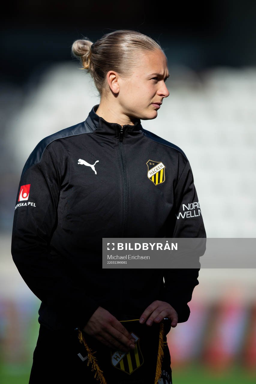 Häckens Filippa Curmark på line up innan fotbollsmatchen