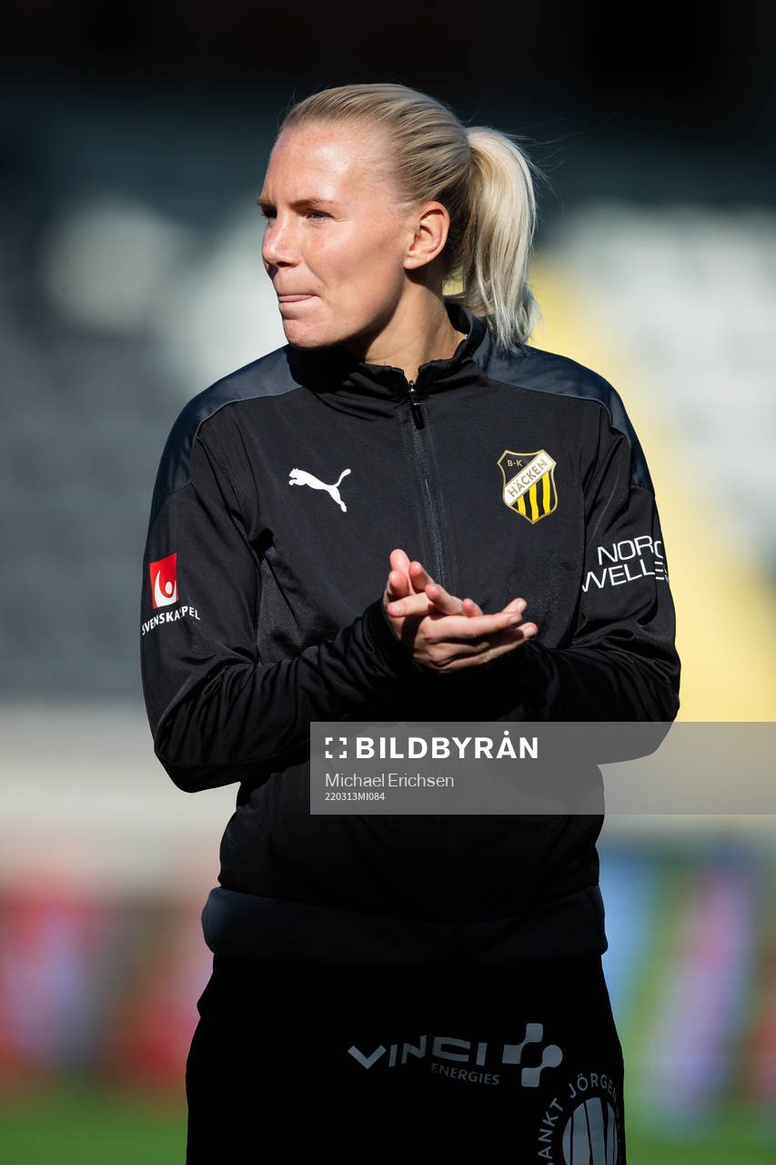 Häckens Josefine Rybrink på line up innan fotbollsmatchen