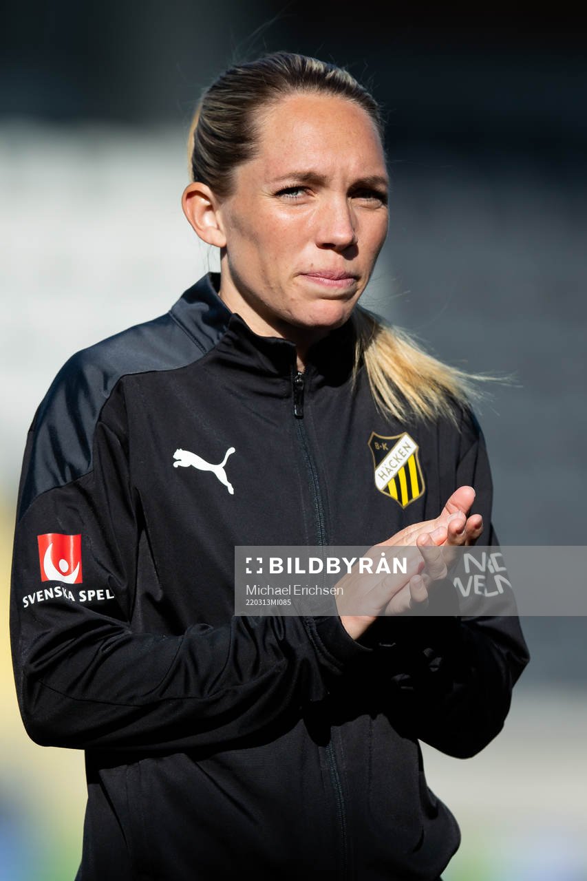 Häckens Elin Rubensson på line up innan fotbollsmatchen i