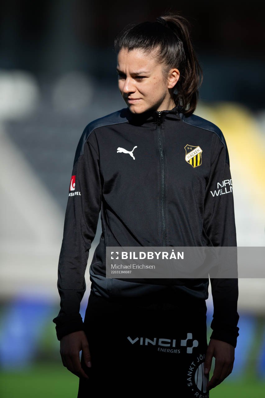 Häckens Anna Julia Csiki på line up innan fotbollsmatchen